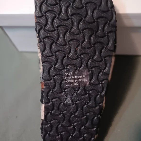 Women's Slippers - Picture 7 of 7